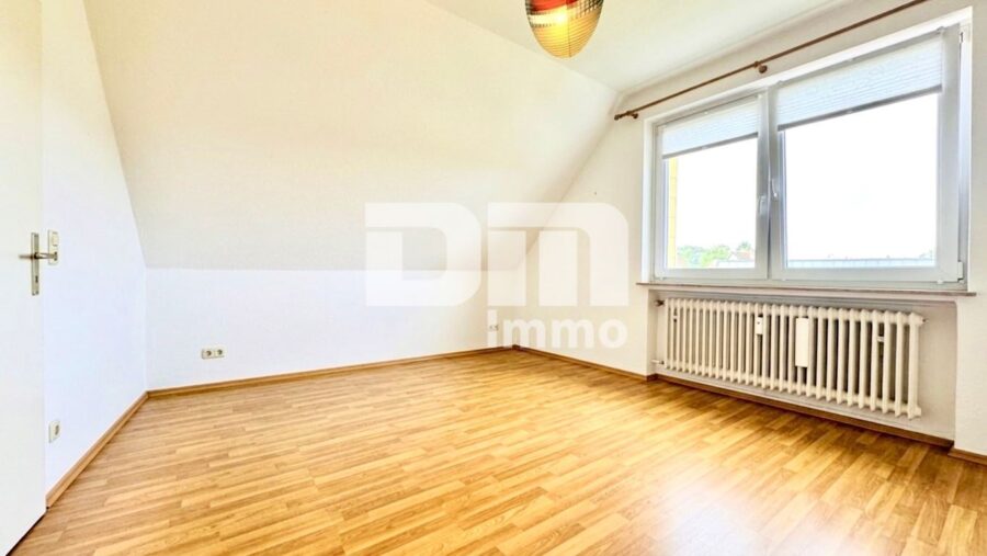 Großzügiges 1-2 Familienhaus mit vielseitigem Nutzungspotenzial und schönem Garten - OG / DG Schlafzimmer / Kinderzimmer